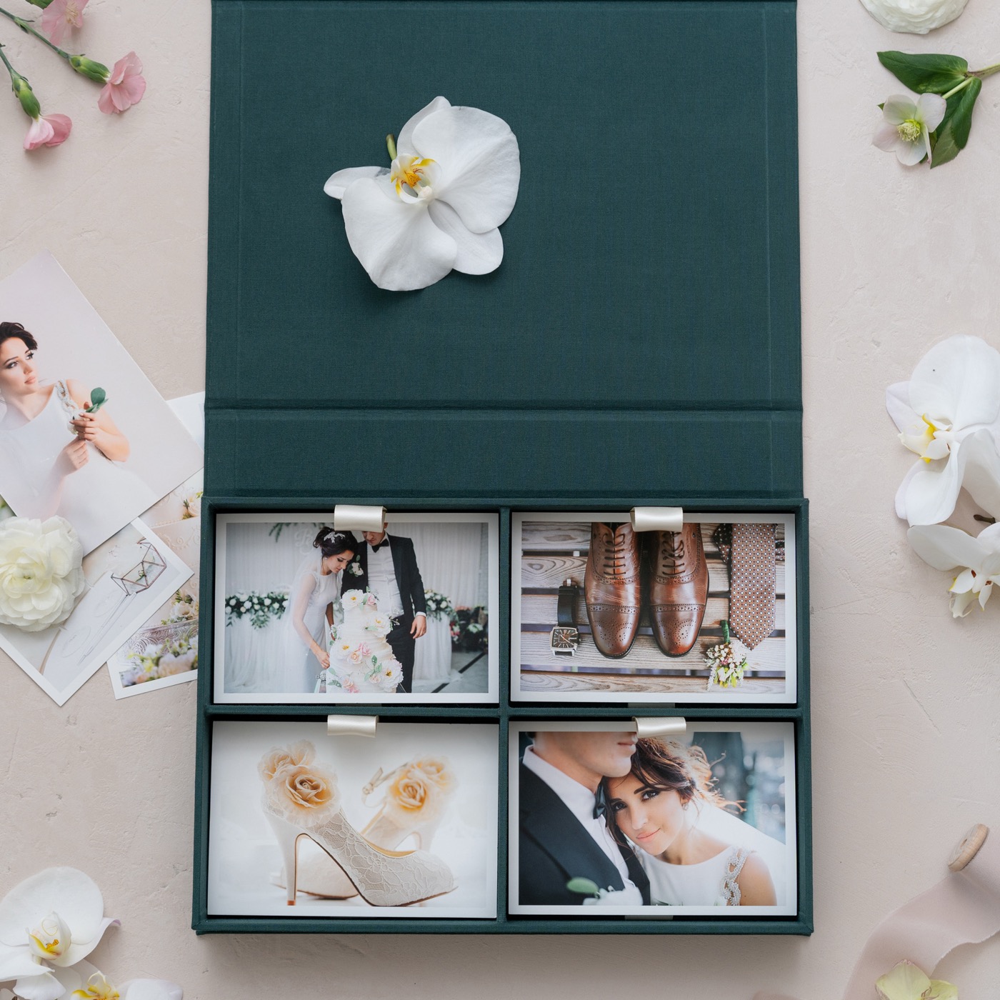 Four-compartment photo box in emerald green fabric