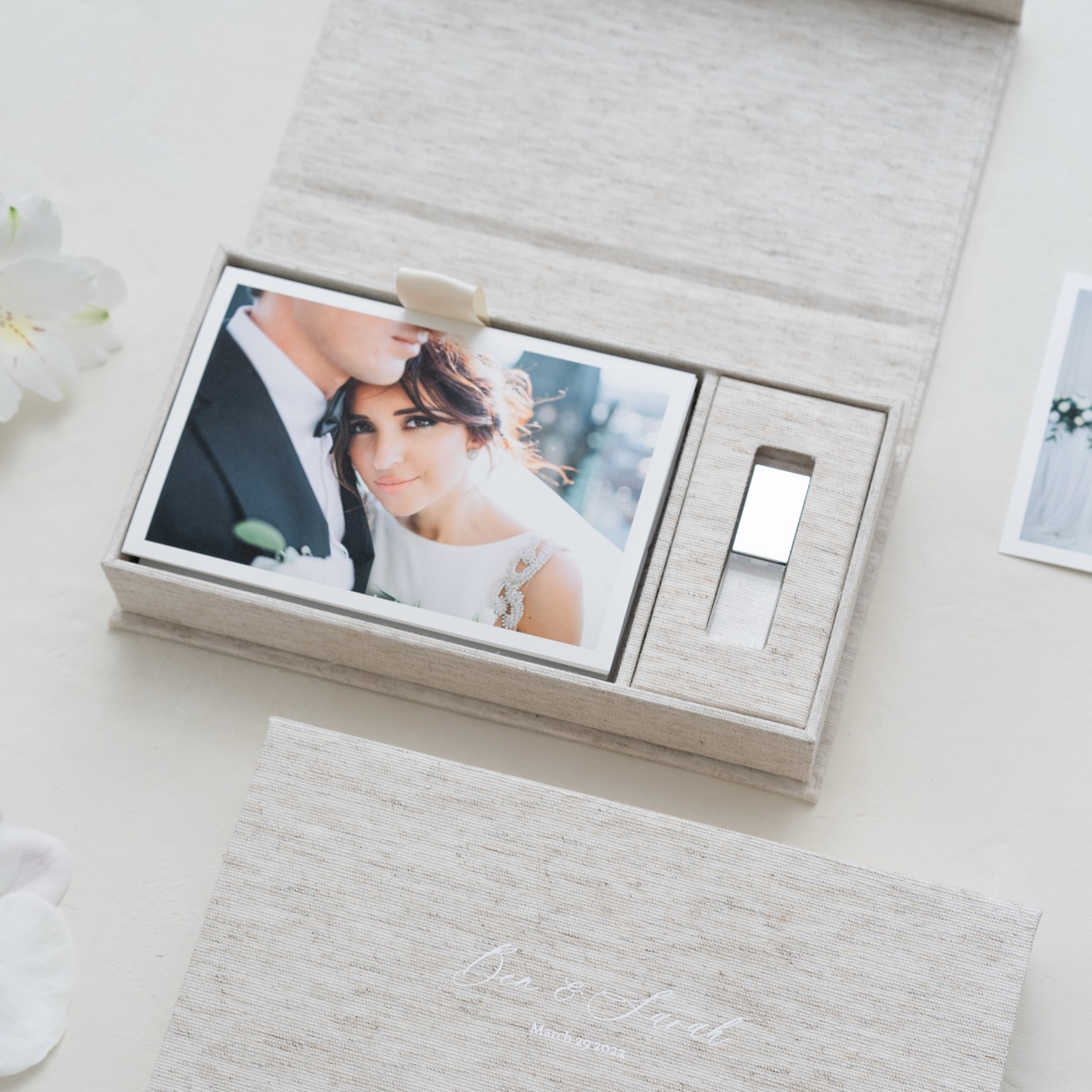 Single photo box with USB slot in stratum linen