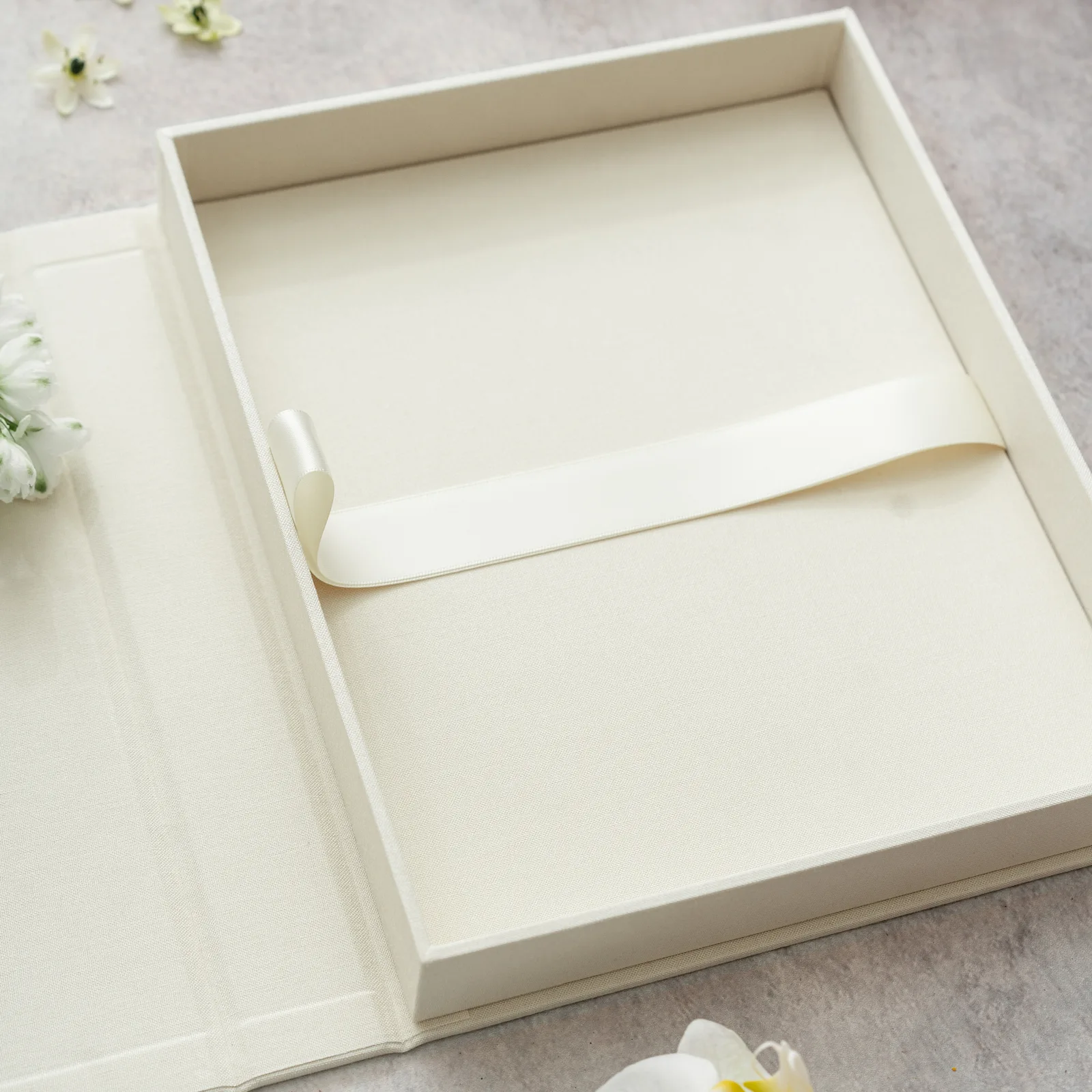 Offene Passepartout-Box aus cremeweißem Stoff